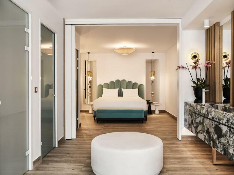 Hotel Cresanto Luxury Suites