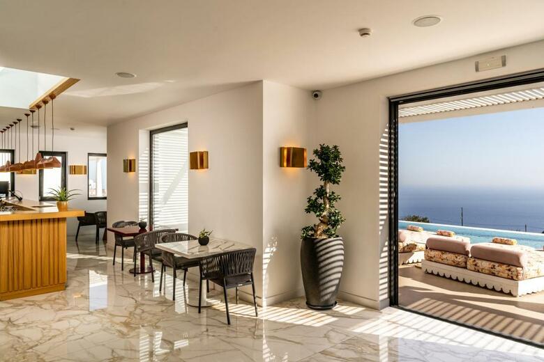 Hotel Cresanto Luxury Suites