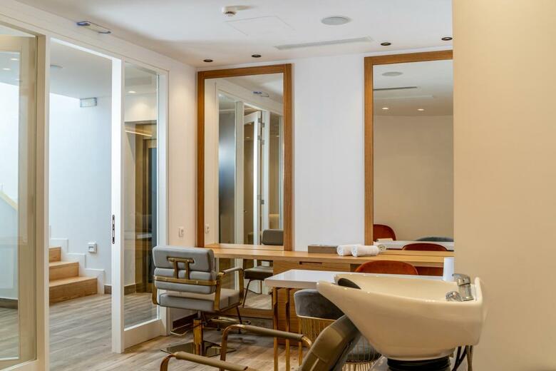 Hotel Cresanto Luxury Suites