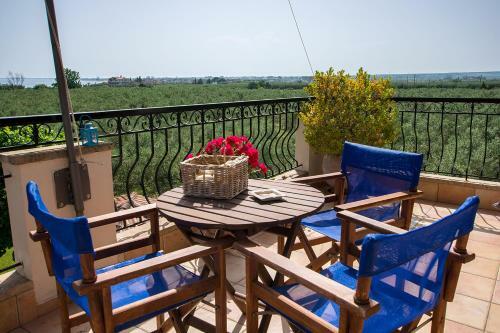 Rustic, Luxurious,garden Villa 70m From The Sea