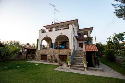 Rustic, Luxurious,garden Villa 70m From The Sea