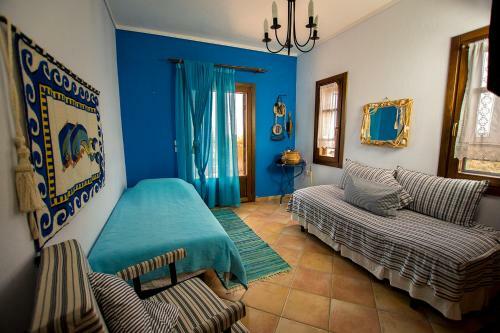 Rustic, Luxurious,garden Villa 70m From The Sea