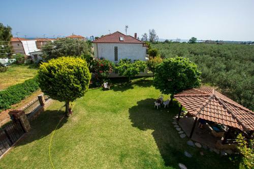 Rustic, Luxurious,garden Villa 70m From The Sea