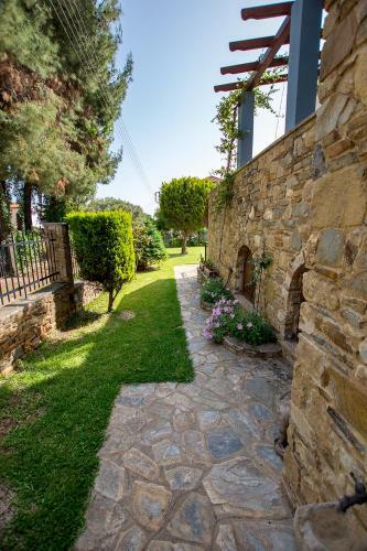 Rustic, Luxurious,garden Villa 70m From The Sea