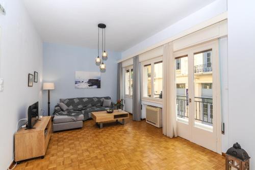 The Elegant. Spacious City Center Apartment.