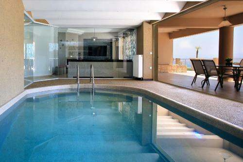 Superb Villa Yiorgos - Heated Pool W Jacuzzi - Seaview