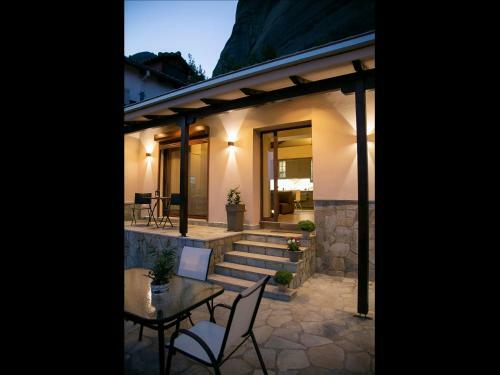 Under The Rocks Meteora Panoramic View Villa