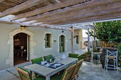 Holiday Home, Kastellos