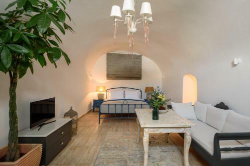 Betty's Home Santorini