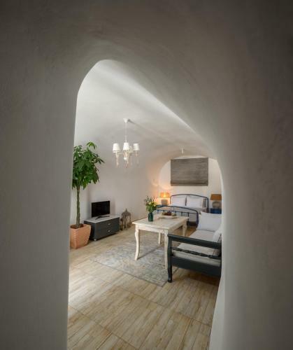 Betty's Home Santorini