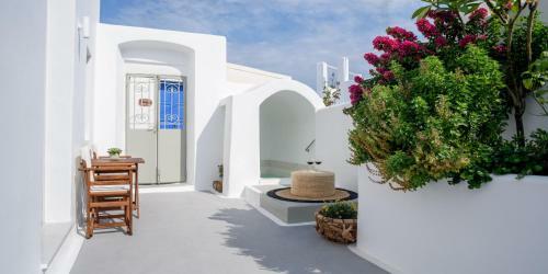Betty's Home Santorini