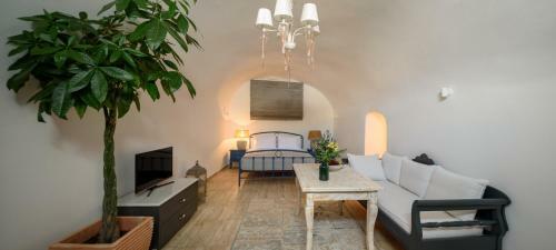 Betty's Home Santorini