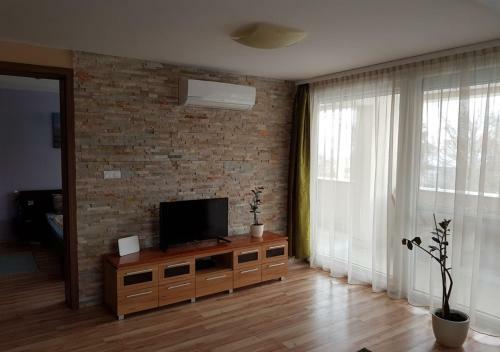 Ez�stpart Apartman