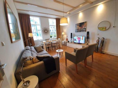 Canal House 8 Person