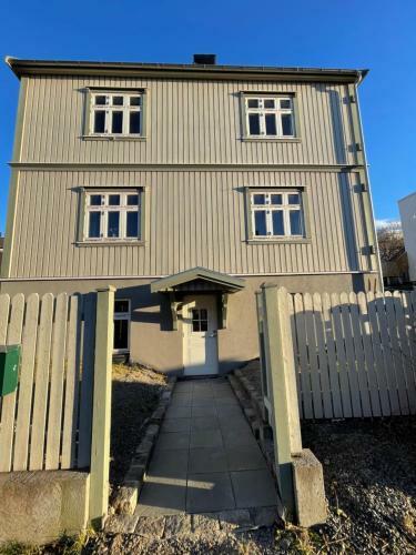 Daltind - Modern Apartment With Free Parking