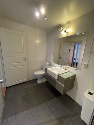 Daltind - Modern Apartment With Free Parking