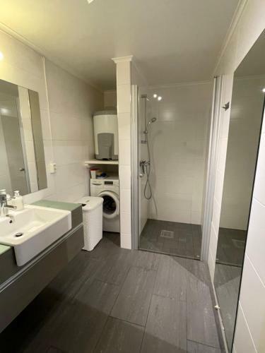 Daltind - Modern Apartment With Free Parking