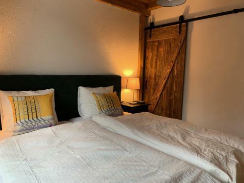 L�?nica Apartments T�le