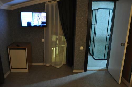 Anita Kemer Noch Hotel