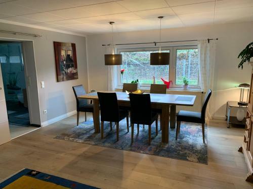 Modernes Haus Auf Gro�em Grundst�ck Im Gr�nen