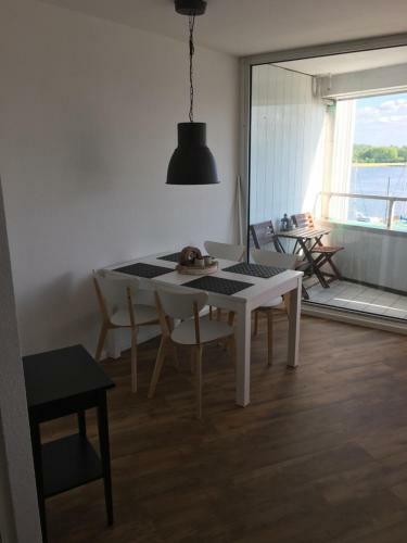 Apartment 6, Og 3