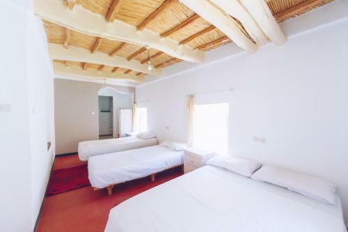 Hostal Monkey Fingers By Fatima Mellal