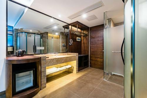 Floral Hotel Lingshui Lanshe Beach Seaview