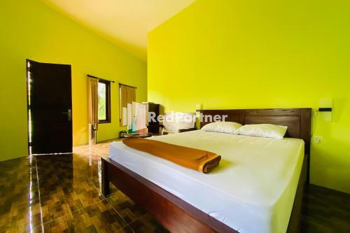 Hotel Rumah Kayu Pinggir Kali Redpartner