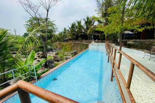 Hotel Rumah Kayu Pinggir Kali Redpartner