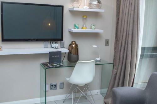 301 Menlyn Maine Trilogy Apartment