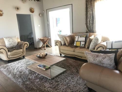 Luxurious Suburban Home - Escape From The City