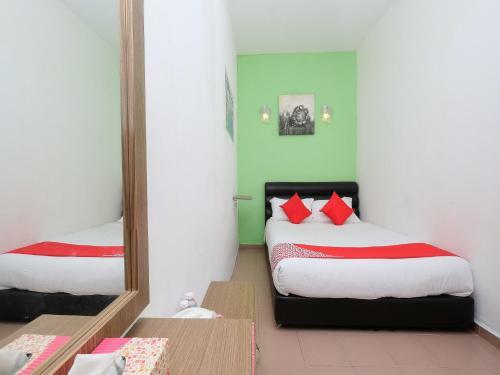 Oyo 850 Gold Star Hotel