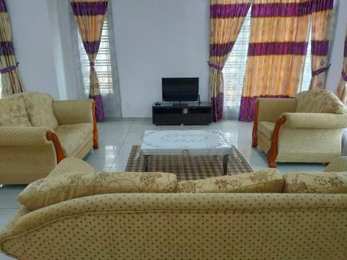 Oyo Home 90228 D'anjung Villa
