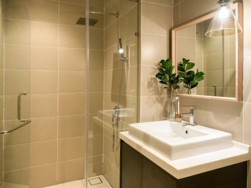 Luxury Smart Apartment W/ Poolview @green Haven