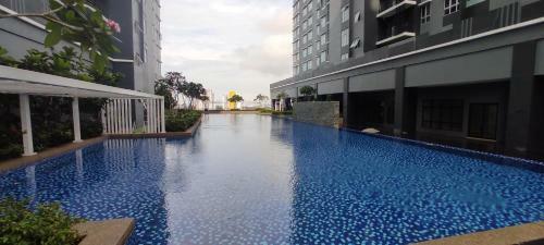 Bukit Rimau Roomy Master Bedroom With Facilities