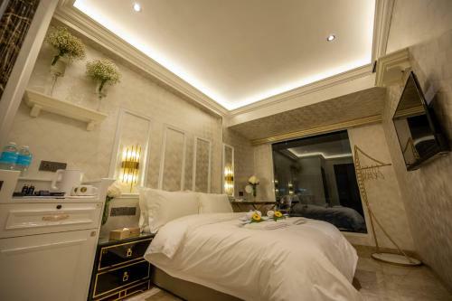 A Residence @ Between Hilton & Cititel Hotel