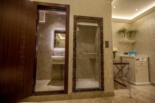 A Residence @ Between Hilton & Cititel Hotel