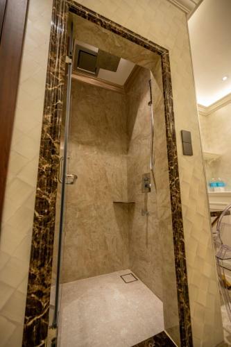 A Residence @ Between Hilton & Cititel Hotel