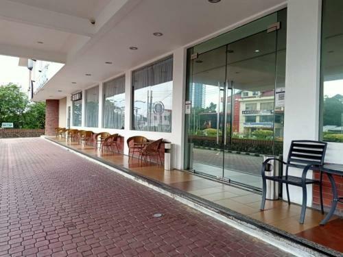 Oyo 90464 Borneo Suites Hotel
