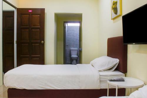 Hotel Oyo 90090 Roselyn Inn 2