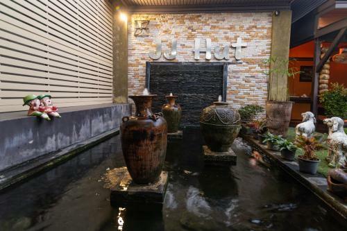 Jj Hut Hotel
