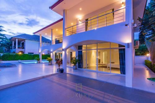 Modern 4 Bedroom Pool Villa - Vy
