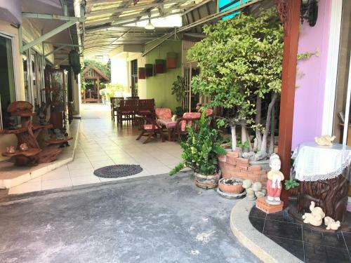 Hotel Apinya Court