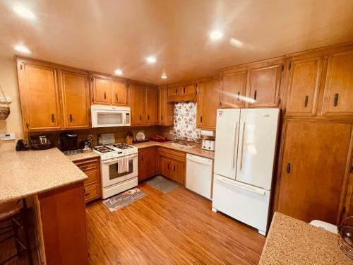 Sunset Mountain View Retreat W/ 2 Living Rooms