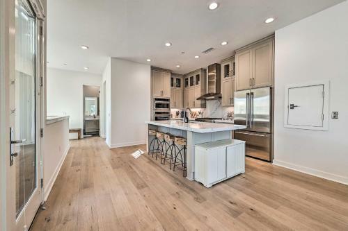 Apartamento Luxe Retreat With Rooftop Less Than Half Mi To Beach!