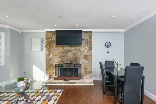 Executive 2 Bed 1 Bath Spacious & Centrally Located Suite.
