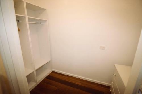 Hostal Sunny House - Melbourne Airport Home