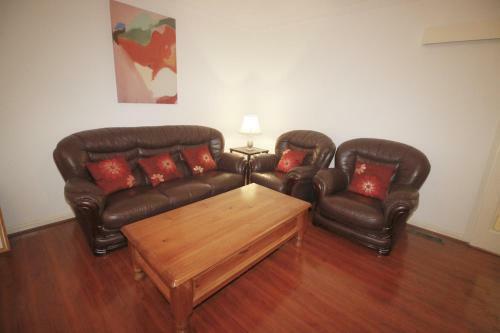 Hostal Sunny House - Melbourne Airport Home