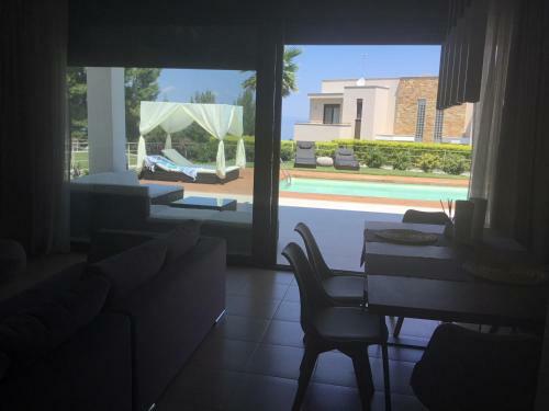 Villa Paradiso - Private Pool, 3 Bdrms, Bbq, Sea View