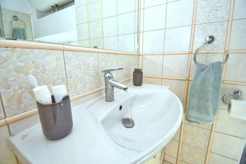 Roses Apartment In Corfu City Centre